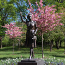 Hver vår blir statuen av Kronprinsesse Märtha omgitt av blomstrende brydkirsebær. Foto: Liv Osmundsen, Det kongelige hoff